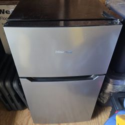 Compact Refrigerator / Freezer