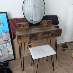 Vanity w/stool & light up mirror