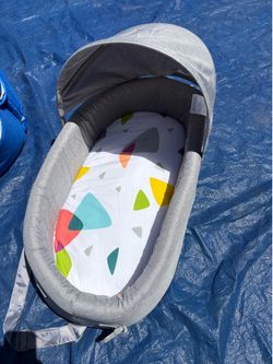 Traveling bassinet