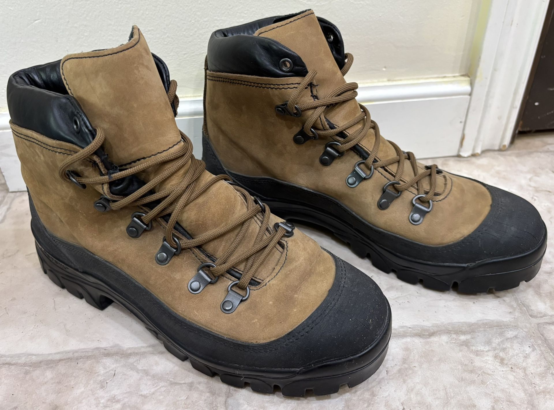 Military Surplus Bates Mountain Hiker GoreTex Combat Boots, 10.5 R, Excellent