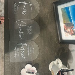 Favors, in memory and guestbook signs 