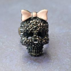 Vintage Betsy Johnson Heart Eyes Black Rhinestones Skull Ring with Pink Bow 🎀 | Size 7. 5