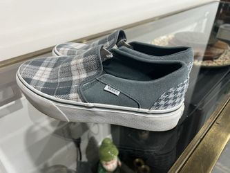Flannel plaid VANS size 8, but fits more like an 8 1/2