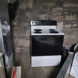 *LIKE NEW* MAYTAG ELECTRIC RANGE