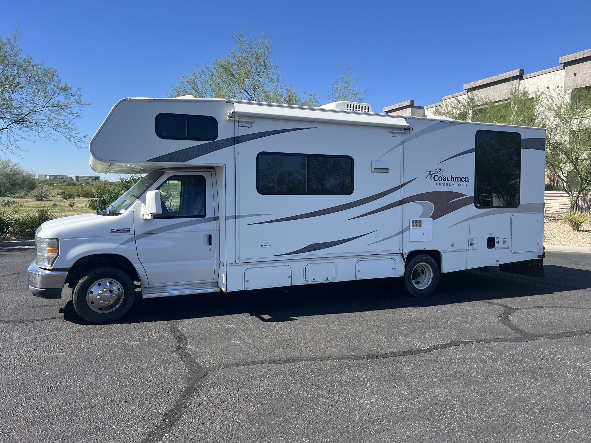 2011 Coachmen Freelander 27QB Motorhome – V10 Ford E-450 Chassis
