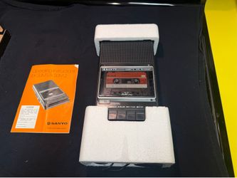 Vintage 1980 Sanyo slim 2 portable cassette tape recorder