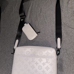 Louie Vuitton Men's Laptop/Messenger Bag for Sale in West Hollywood, CA -  OfferUp