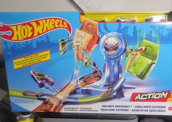 Hot Wheels Balance Breakout W/Three Cars