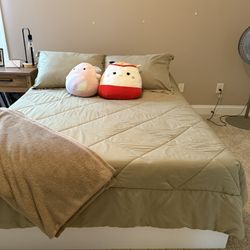 Full Bed With Mattress And Drawers 