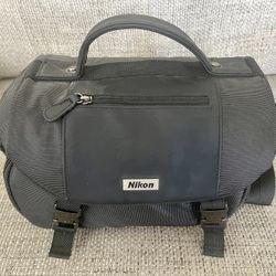 Genuine Nikon Deluxe Digital SLR DSLR Black Padded Shoulder Camera Bag Nice!