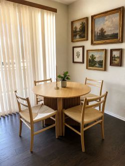 Round Fluted Pedestal Dining Table and 4 Woven Chairs