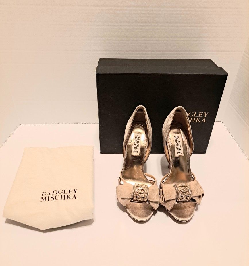 Badgley Mischka Champagne Satin Peep Toe Heels with Bow & Rhinestone Detail – Size 5.5