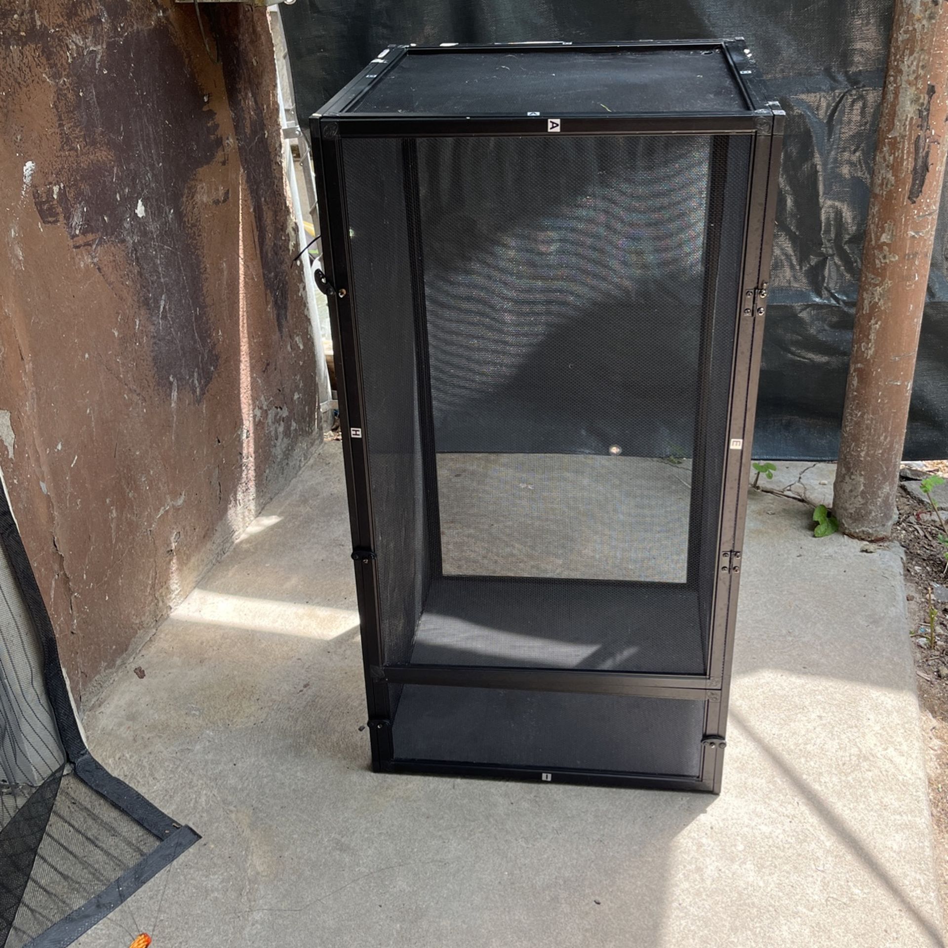 Chameleon Cage Zoo Med Reptibreeze for Sale in Philadelphia, PA OfferUp