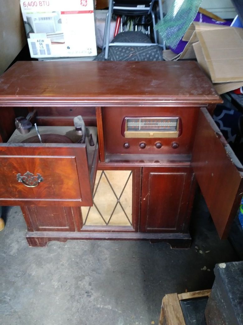 Montgomery Ward Airline radio and phono combination
