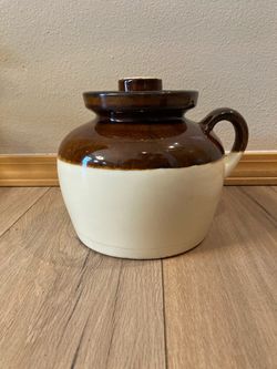 Vintage R.R.P. Co. Roseville Pottery Bean Pot W/Lid Made in USA.