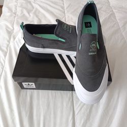 New Adidas Slip-on Shoes 👟size 10