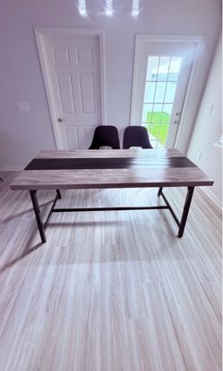 DINNIG TABLE