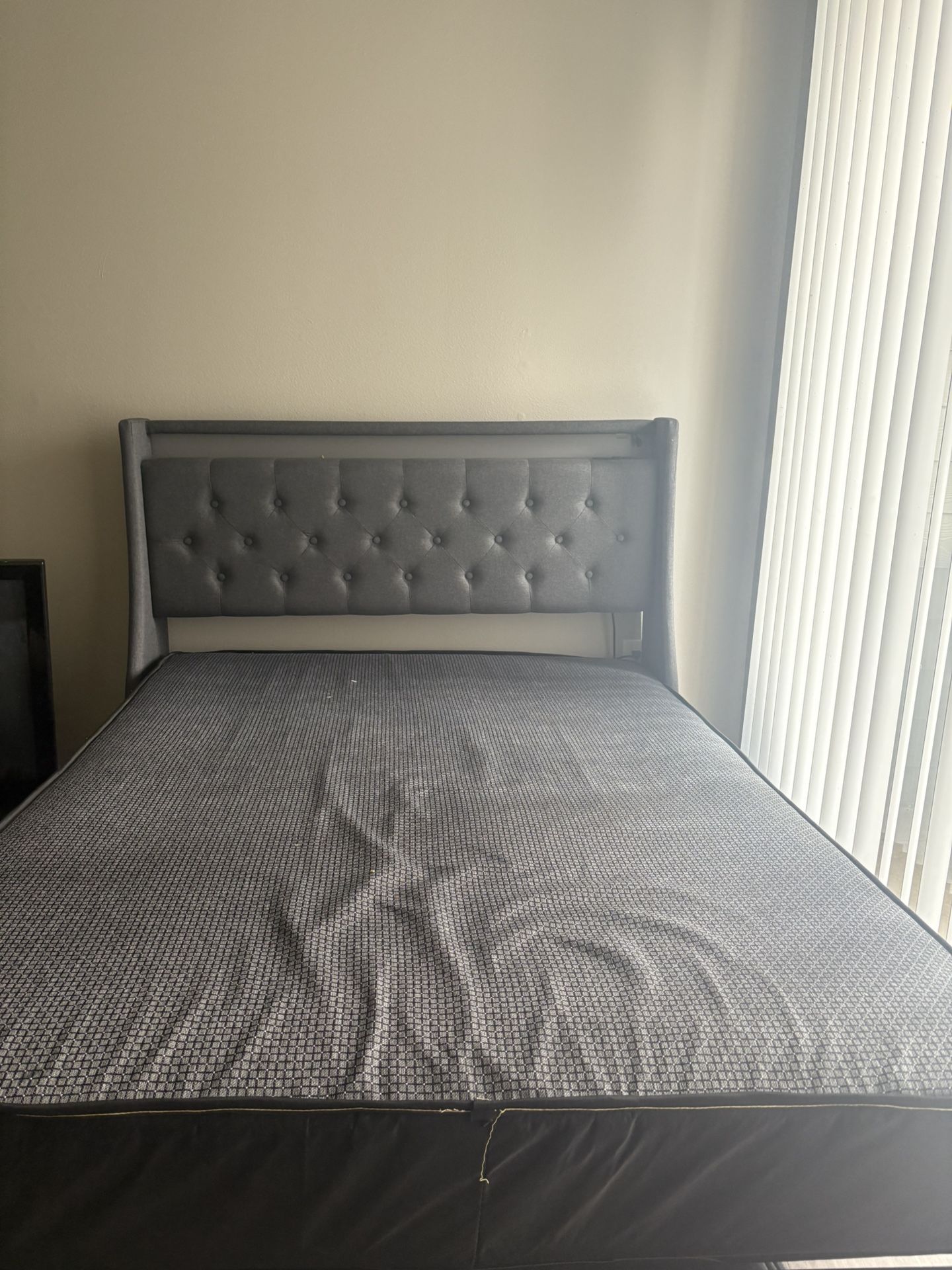 BRAND NEW BED FULL WITH DRAWERS 