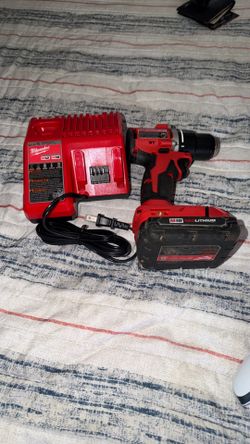 Milwaukee M18 come with charger