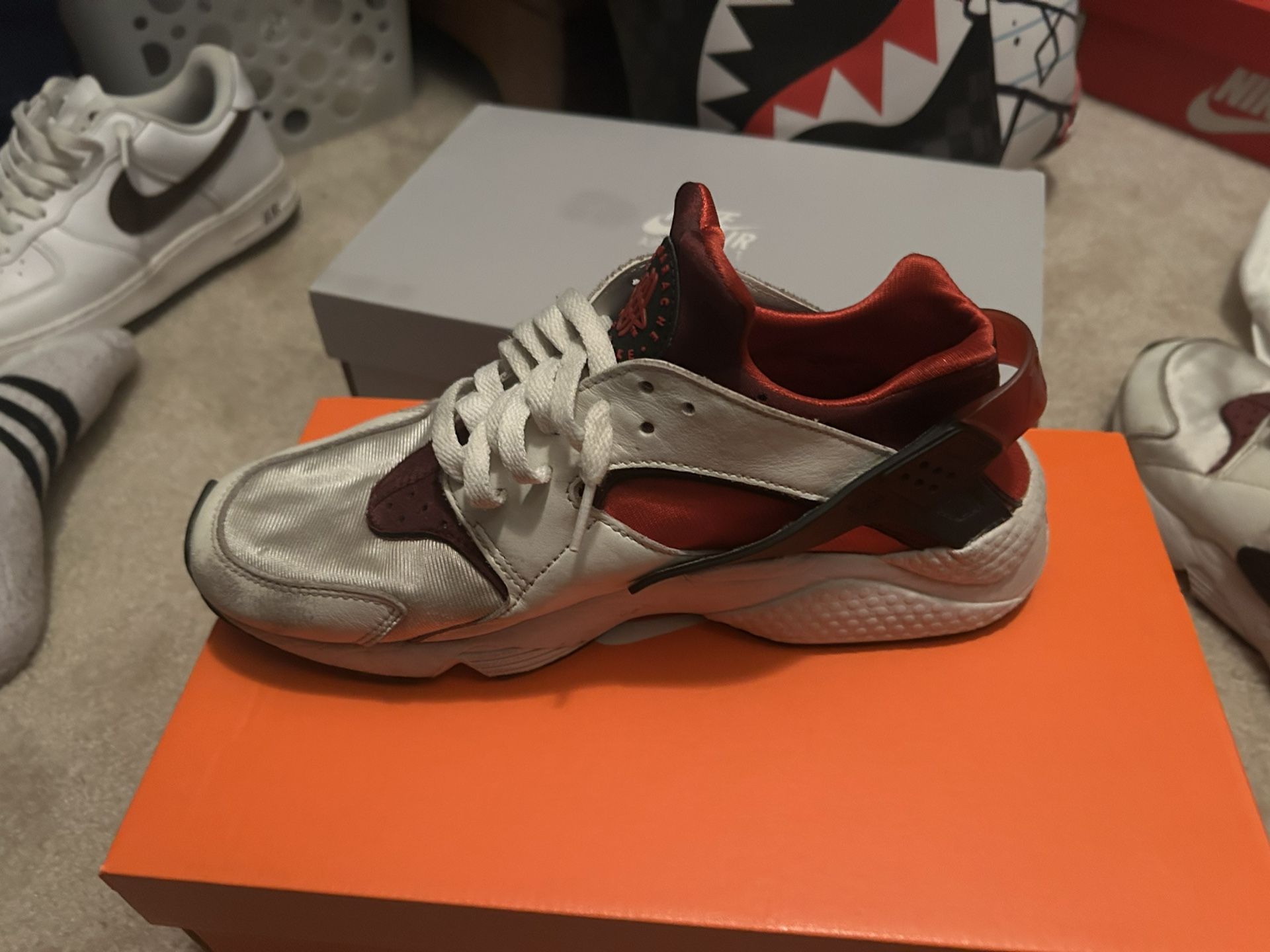 Nike air huratchies red and wight oxide 