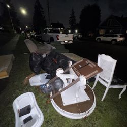 FREE STUFF/ TABLE / CHAIRS