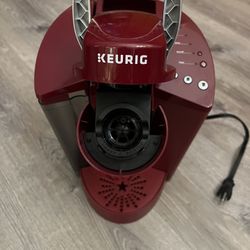 KEURIG COFFEE MACHINE 