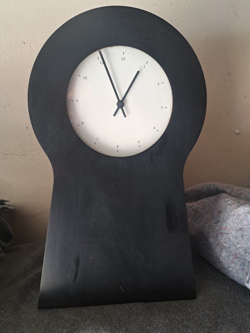 KEYHOLE CLOCK WITH INSIDE SHELF