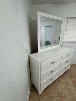 Modern dresser in excellent condition - Only 5 months of use