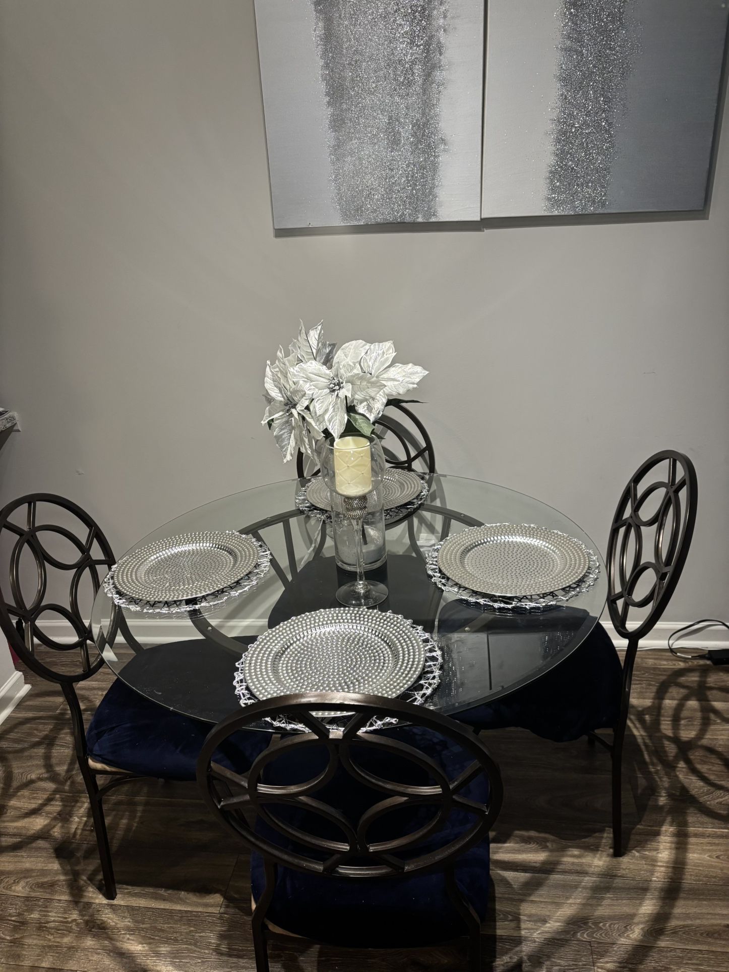 Beautiful Dining Table W/ 4 Chairs