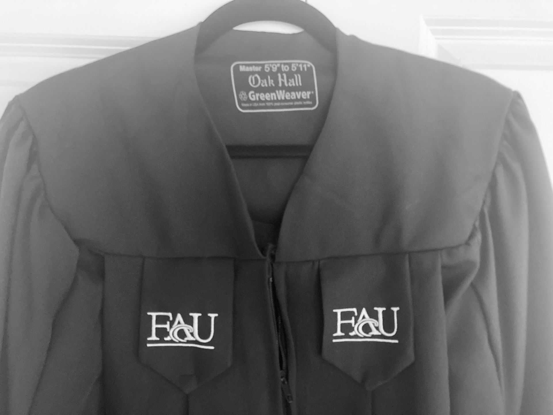 FAU Graduation Gown M