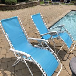 POOLSIDE TANNING CHAIRS