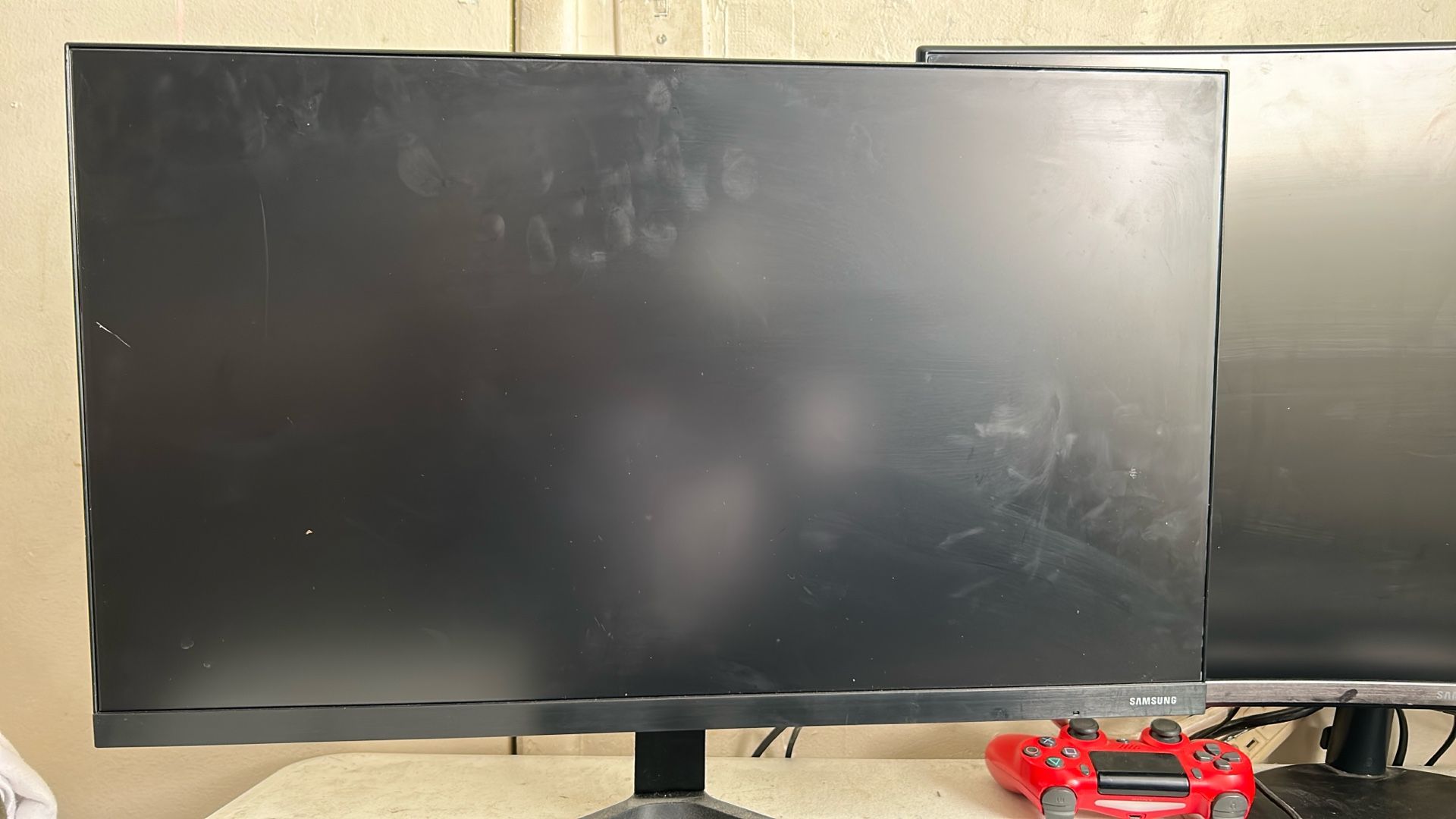 Samsung Monitor 60Hz + Optional Red PS4 Controller – Clean Setup