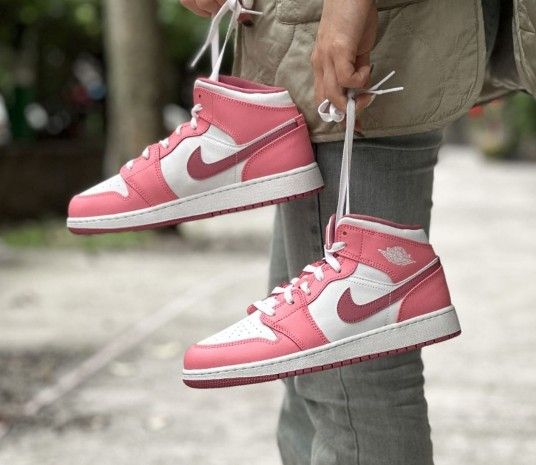 AIR JORDAN 1 MID GS "VALENTINE'S DAY Size 13.5C
