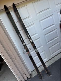 Vintage snow ski decor
