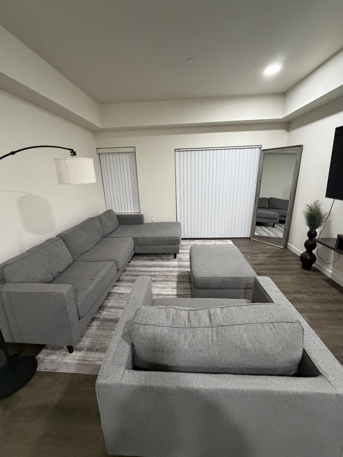 Sectional/ottoman/chair