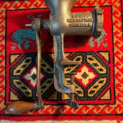 MAQUINA DE HIERRO  ANTIGUA DE MOLER CARNE DE USO UNIVERSAL
