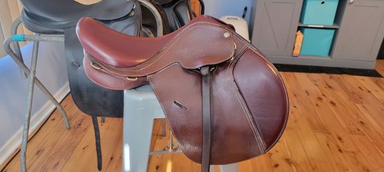 Colligate jump saddle, size 15 in