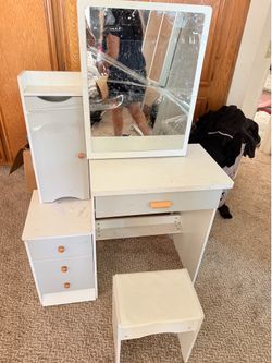 Kids vanity glas is not broken it’s tape