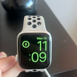 Apple Watch Nike SE GPS, 40mm Silver Aluminum Case With Pure Platinum/Black Nike Sport Band
