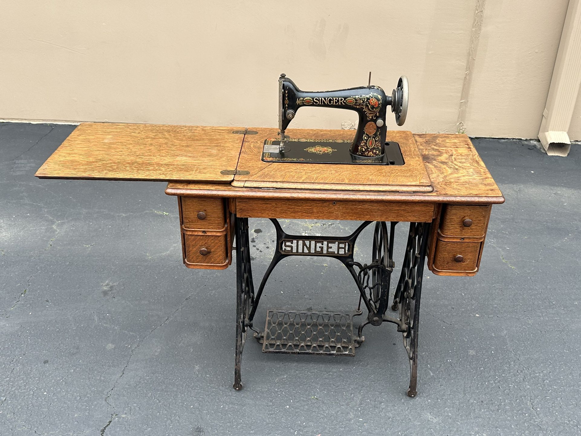 Singer Sewing Machine/cabinet