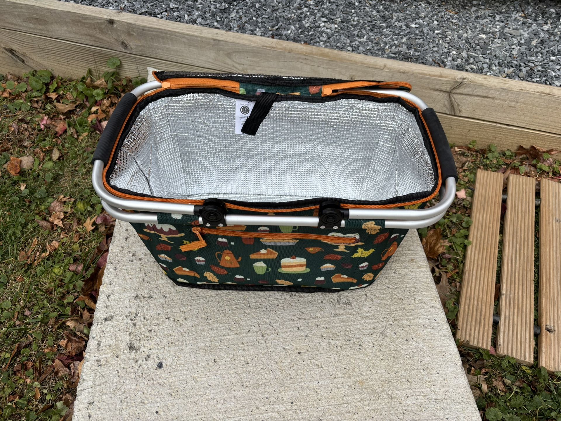 Insulated cooler picnic basket