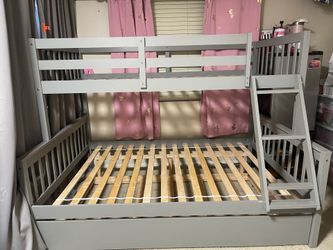 Twin/Full Bunk bed with trundle