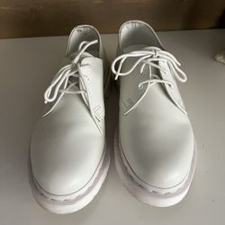 DR MARTENS WHITE SHOES