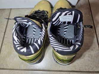 Golder sneakers