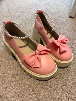 Pink platform Mary Jane loafers with bow and pearl strap - size 6.5 (new)