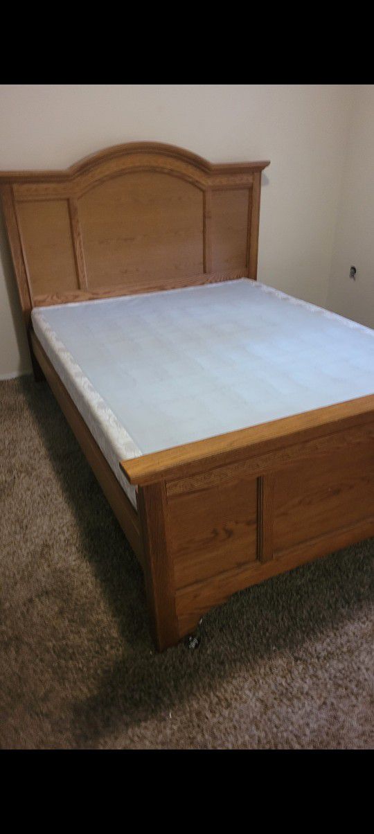 Thomasville Bed Set And Dresser With Mirror 