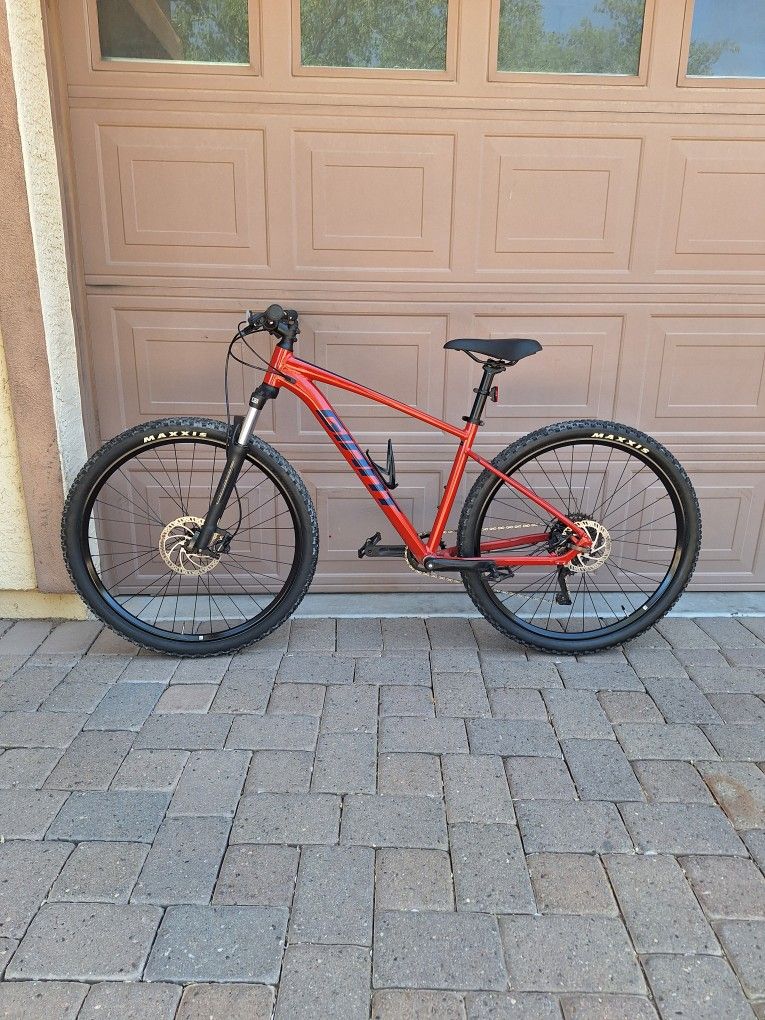 GIANT TALON 2 MOUNTAIN BIKE 29 ER 1 X 9 SPEED LIKE NEW ( CHECK MY OTHER BIKES)
