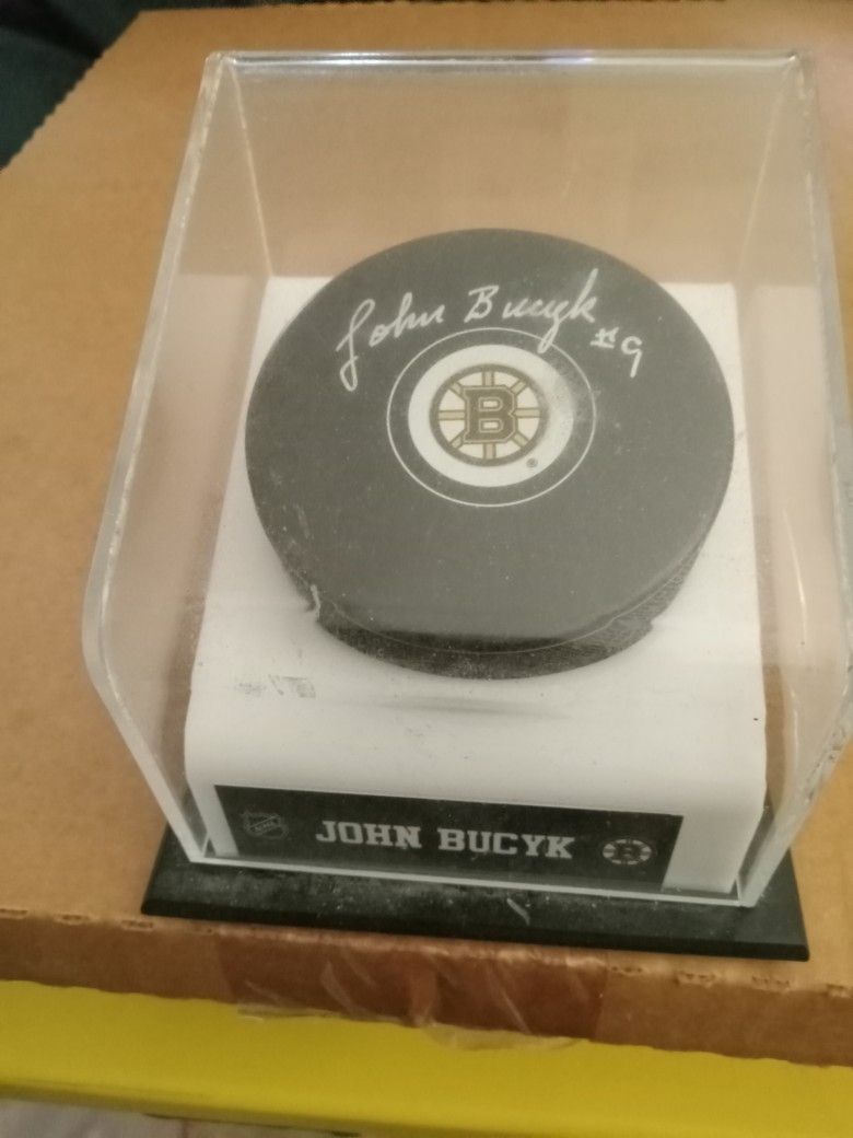 Boston Bruins JOHN BUCYK AUOTGRAPHED HOCKEY PUCK