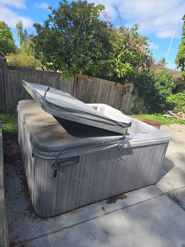 Free Hot Tub/ Jacuzzi