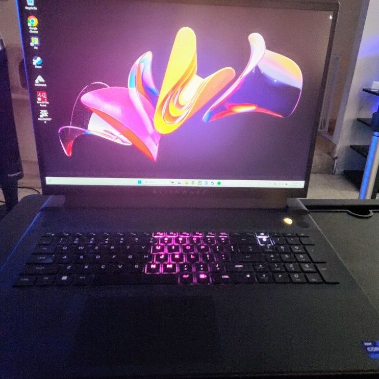 Alienware M18 R1 18" QHD+, RTX 4090, I9 13900HX, 64GB DDR5, 2TB SSD Gaming Laptop Plus Extras